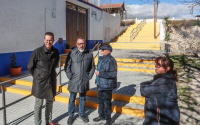El Ayuntamiento de Elda remodela las escaleras de la calle Maestro Granados para mejorar la accesibilidad a la estación del ferrocarril