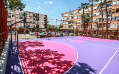 El Ayuntamiento de Elda finaliza los trabajos de renovación de la pista multideportiva de la calle Pablo Picasso para mejorar la seguridad de los usuarios y aplicar un nuevo pavimento de juego