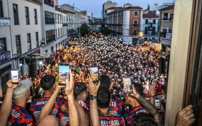 Más de 4.000 personas acudieron ayer a la Plaza de la Constitución para celebrar el ascenso del Deportivo Eldense a Segunda División