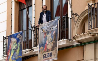 Elda celebra los 80 años de sus carteles de Moros y Cristianos con una exposición urbana