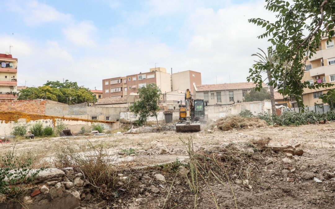 El Ayuntamiento de Elda inicia la construcción del nuevo aparcamiento público y gratuito situado en los terrenos de la fábrica de Emérito Maestre con capacidad para 160 vehículos