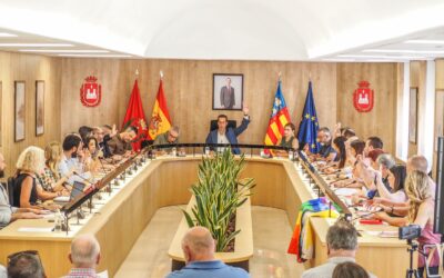 El Pleno Municipal aprueba una moción para declarar el apoyo institucional de Elda a la celebración del Día del Orgullo y la condena de los discursos de odio y discriminación
