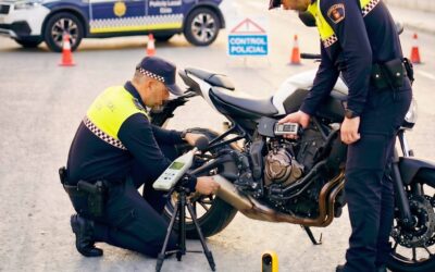La Policía Local de Elda continúa la campaña de control de tráfico de ciclomotores y patinetes eléctricos para garantizar la seguridad vial
