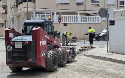 El Ayuntamiento de Elda renueva el asfalto de la calle Paseo de Ronda, en el barrio Molinos de Félix, para facilitar el tránsito de vehículos y mejorar la evacuación de las aguas pluviales