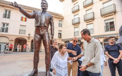 Elda rinde un merecido homenaje a Pedrito Rico con la emotiva inauguración de su escultura conmemorativa en la Plaza Mayor