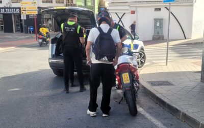 La Policía Local de Elda intensifica los controles a motos y ciclomotores para reducir el ruido y garantizar la seguridad vial